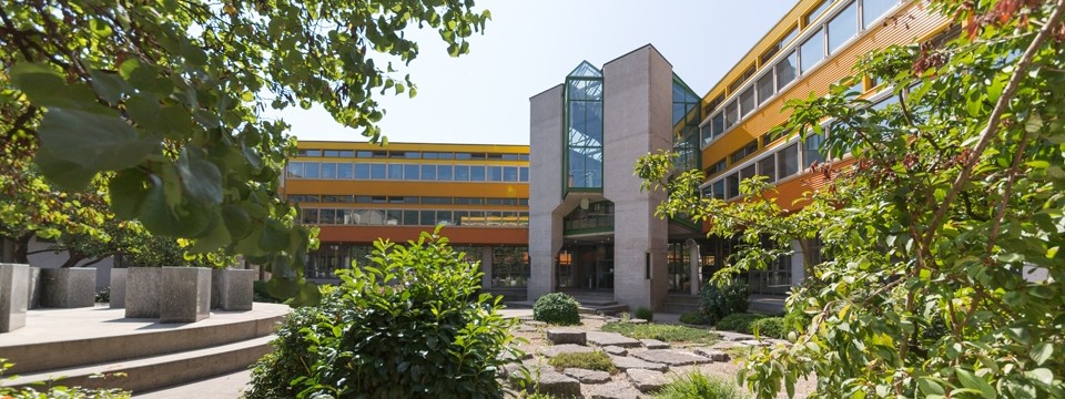 Faculté des lettres et sciences humaines. Espace Louis-Agassiz 1.